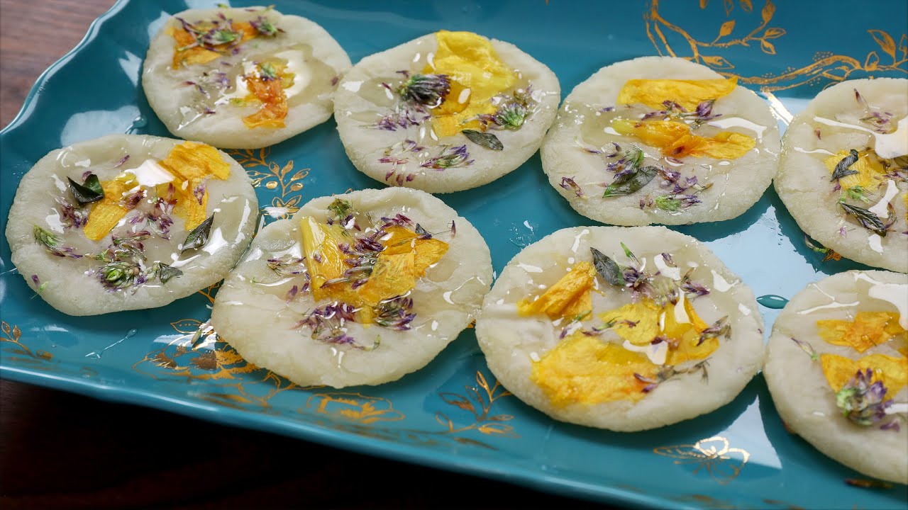 Sweet rice cakes with edible flowers (Hwajeon: )