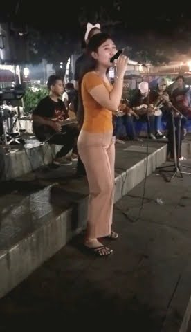 Nova Amelia Karawang ~ngamen cover buih jadi permadani #shorts #ngamencover #seniman #karawang