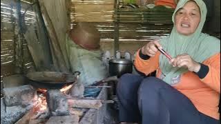 SI MBOK MASAK DI SAWAH UNTUK MAKAN SIANG BERSAMA