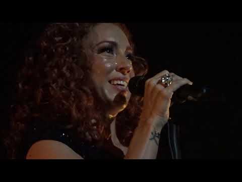 Vidéo: Les Looks Les Plus Incroyables Du Concert De Natalia Jiménez à Porto Rico