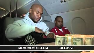 Floyd Mayweather Jr. Counts $1 Million In Cash Aboard Private Jet