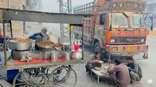 Download Lagu 40 /- RS 50 YEARS OLD BREAKFAST IN GUJRANWALA | MIDDLE OF ROAD SIDE FRY CHANAY | CLASSIC STREET FOOD MP3