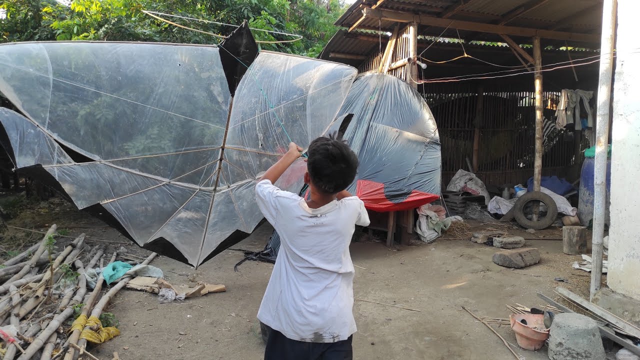 DANIS NEKAT TERBANGKAN LAYANGAN PAPIRAN BIG SIZE DAN SILUMAN UBUR UBUR BIG SIZE DI GANG SEMPIT