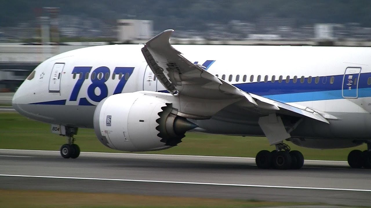 ANA Boeing 787-881 Dreamliner JA804A Take off at Itami