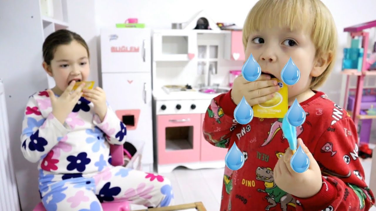 BUĞLEM BAYRAMDAN ÖNCE KARDEŞİYLE MUZLU PUDİNG KAVGASI YAPIYOR