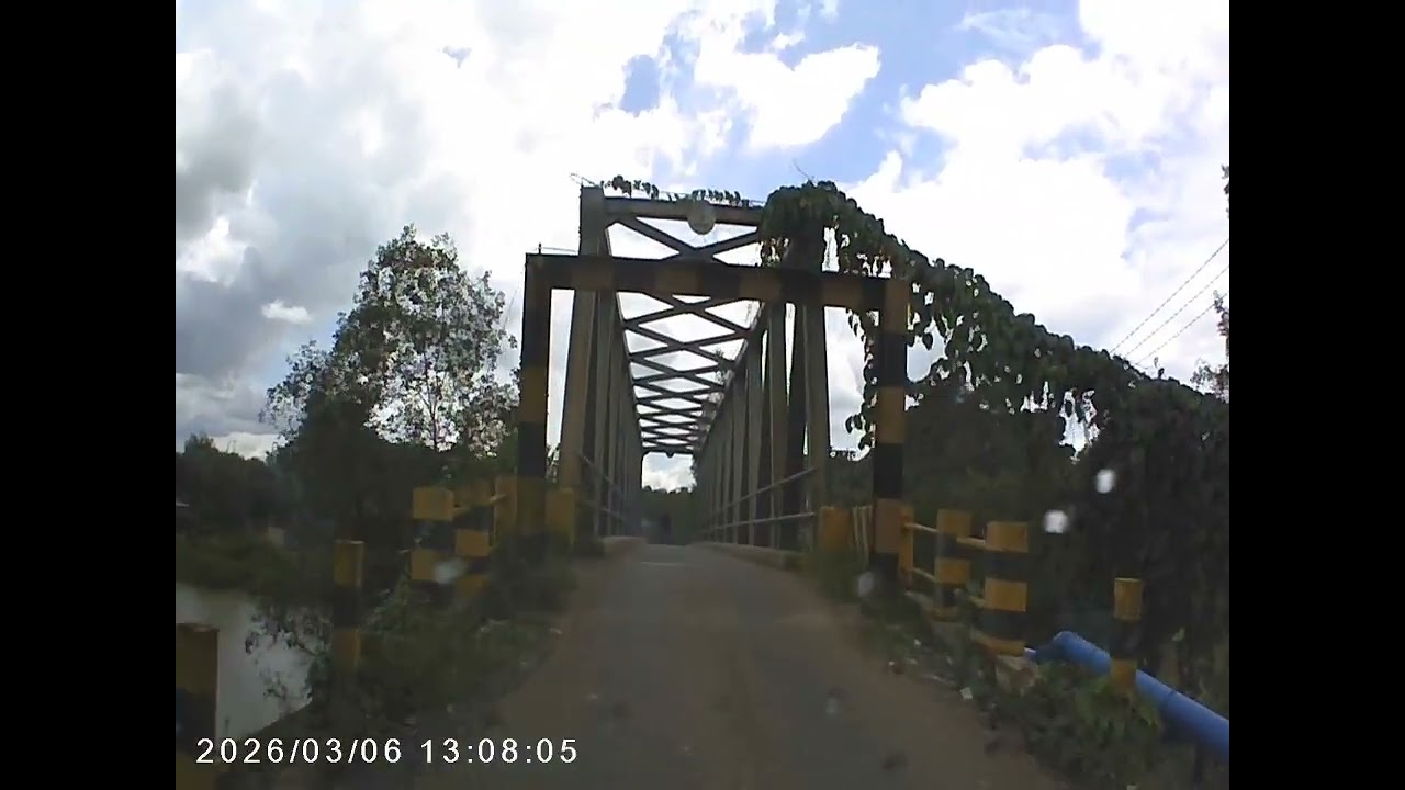 Jalan arah jembatan Tasuk