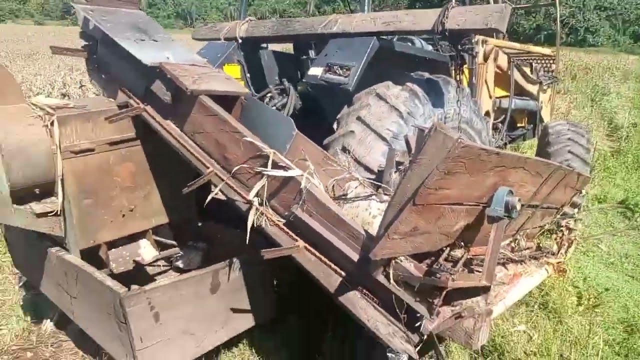 COLHEITADEIRA CASEIRA TIPO PENHA COLHENDO MILHO - FOGUETINHO PARTE 01.