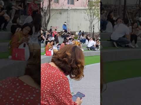 新竹火車站前街頭藝人表演