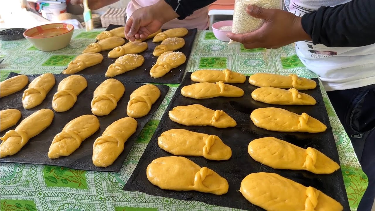 Elaboración Del Famoso Pan De Muert0 De Yema En Oaxaca