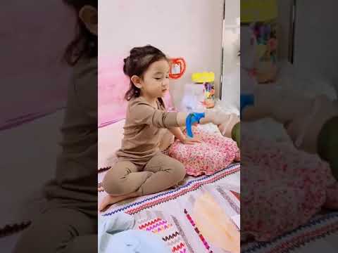 好坚强的小女孩,打针不哭不闹,真棒(好堅強的小女孩,打針不哭不鬧,真棒)