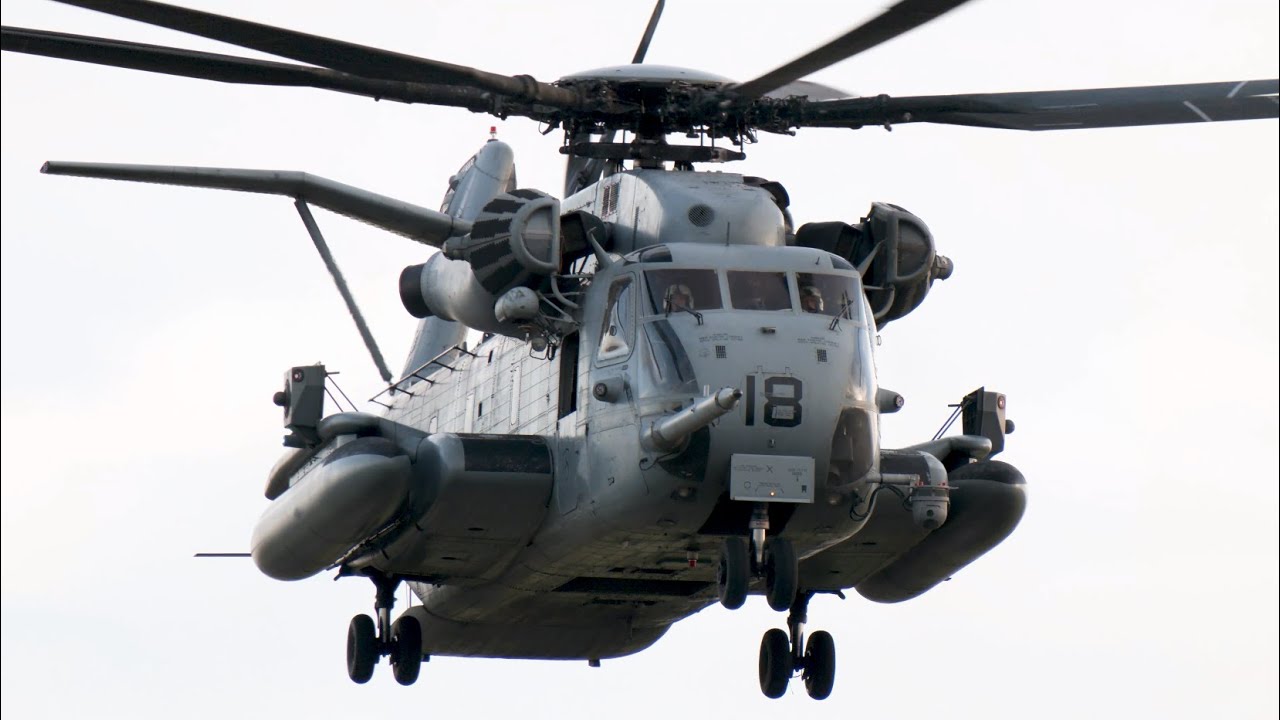アメリカ海兵隊所属のヘリコプターCH53スーパースタリオンが横田基地