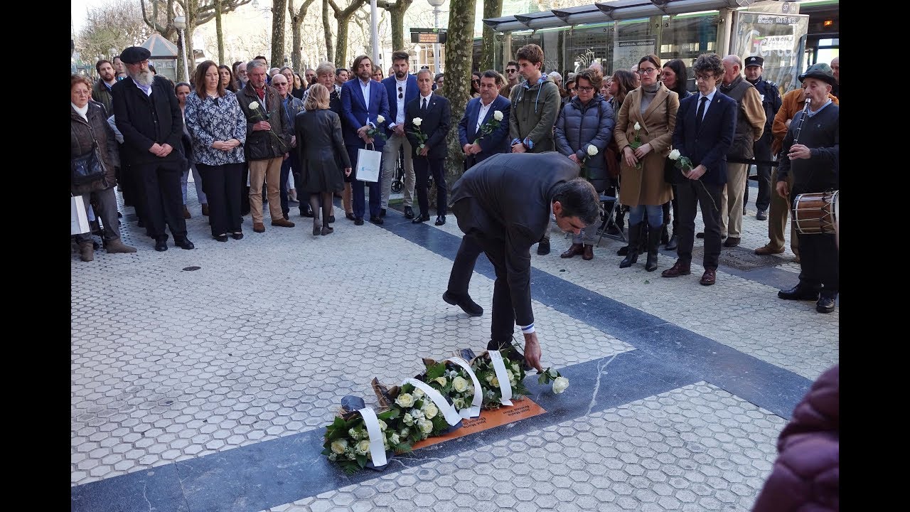 Terrorismoaren biktimak oroitzeko plakak / Placas reconocimiento Víctimas del Terrorismo santa clarita diet