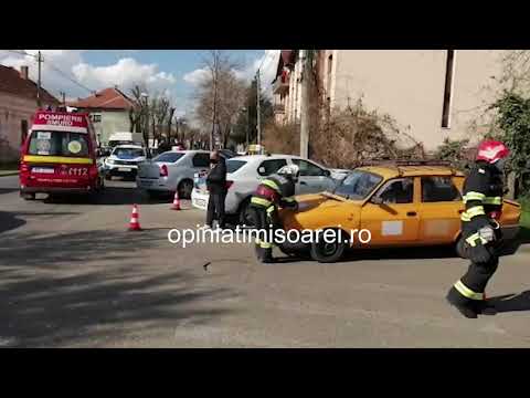 Accident in intersectie, la Timisoara. Dacia 1300 lovita de un taxi, oameni raniti