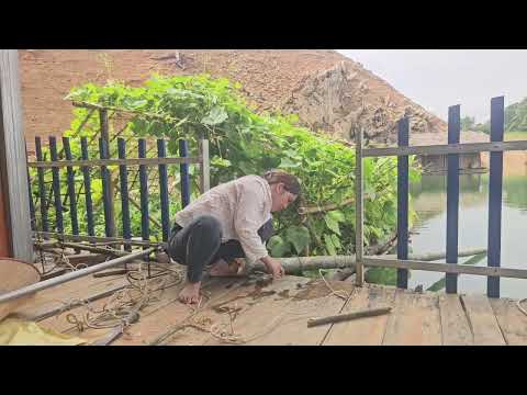 The girl began assembling the fishing net, preparing to fish.