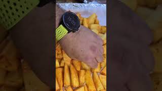 אחד מהמתכונים שהבאתי איתי מימיי במסעדות שף בארצות הברית הוא פלחי תפוחי אדמה מצופים בשומן אווז