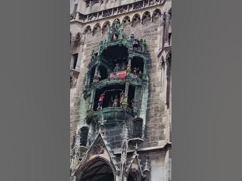Представление на площади Мариенплац в Мюнхене, часы Глокеншпиль, Новая ...