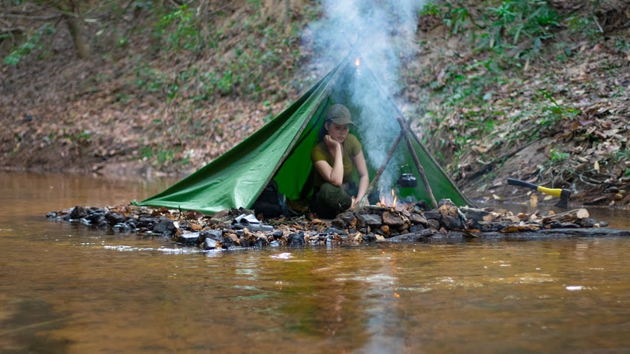 Winter Camping in The Meddle of The River  Day 1  - Solo Overnight Bushcraft in Rainforest