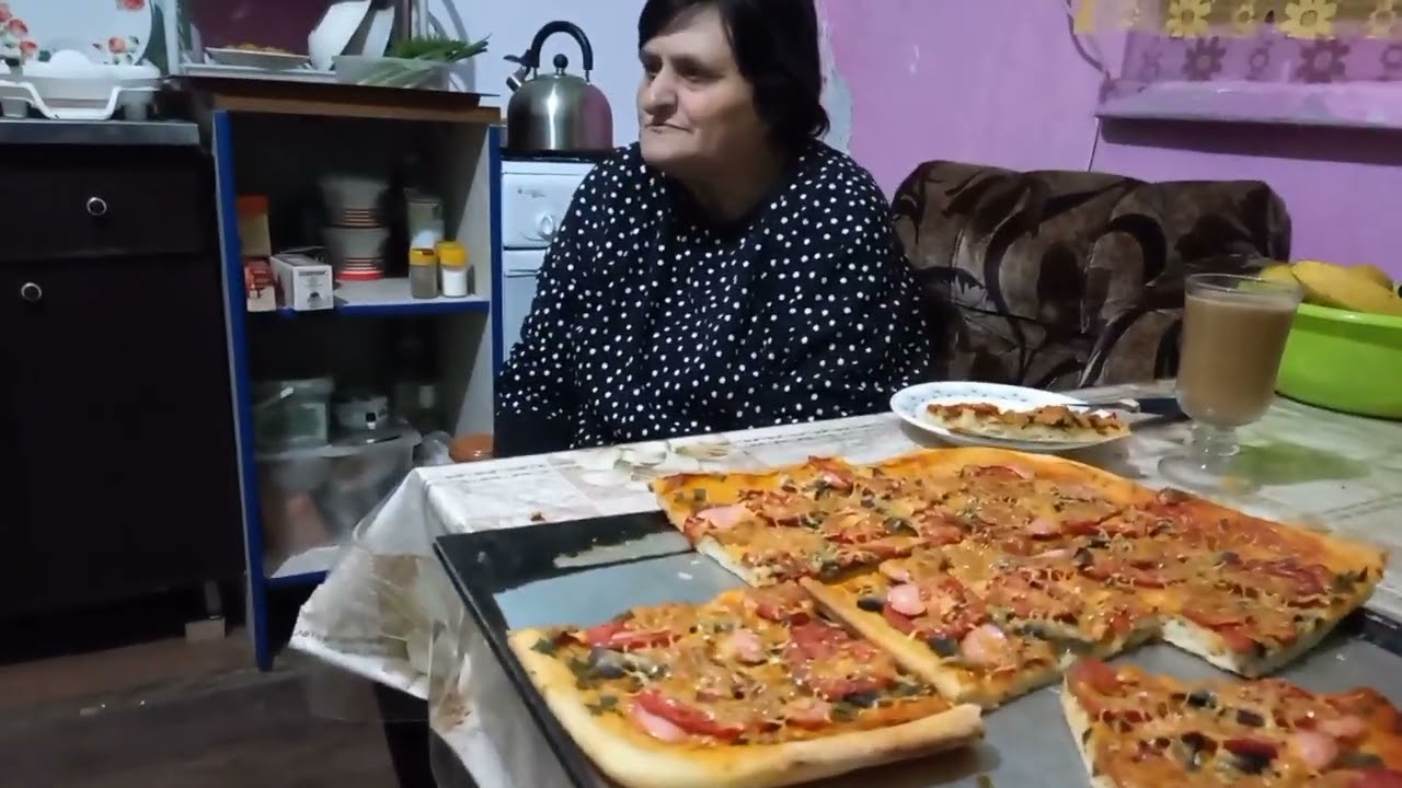 Посолила огурцы и перец, приготовила пиццу и торт