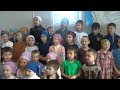 Дети церкви Красного яра поют под гитару