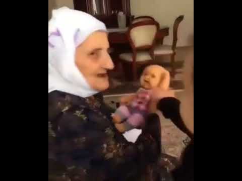 Oyuncak Bebeği Gerçek Sanan Yaşlı Teyze Kafa Gitmiş