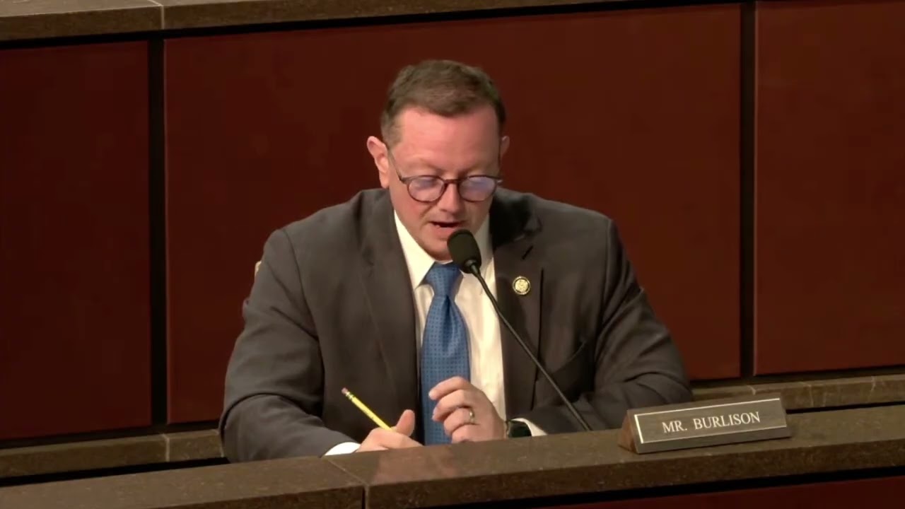 Член палаты представителей Берлисон задает Тиму Уолзу вопросы по поводу обвинений в масштабном мо...