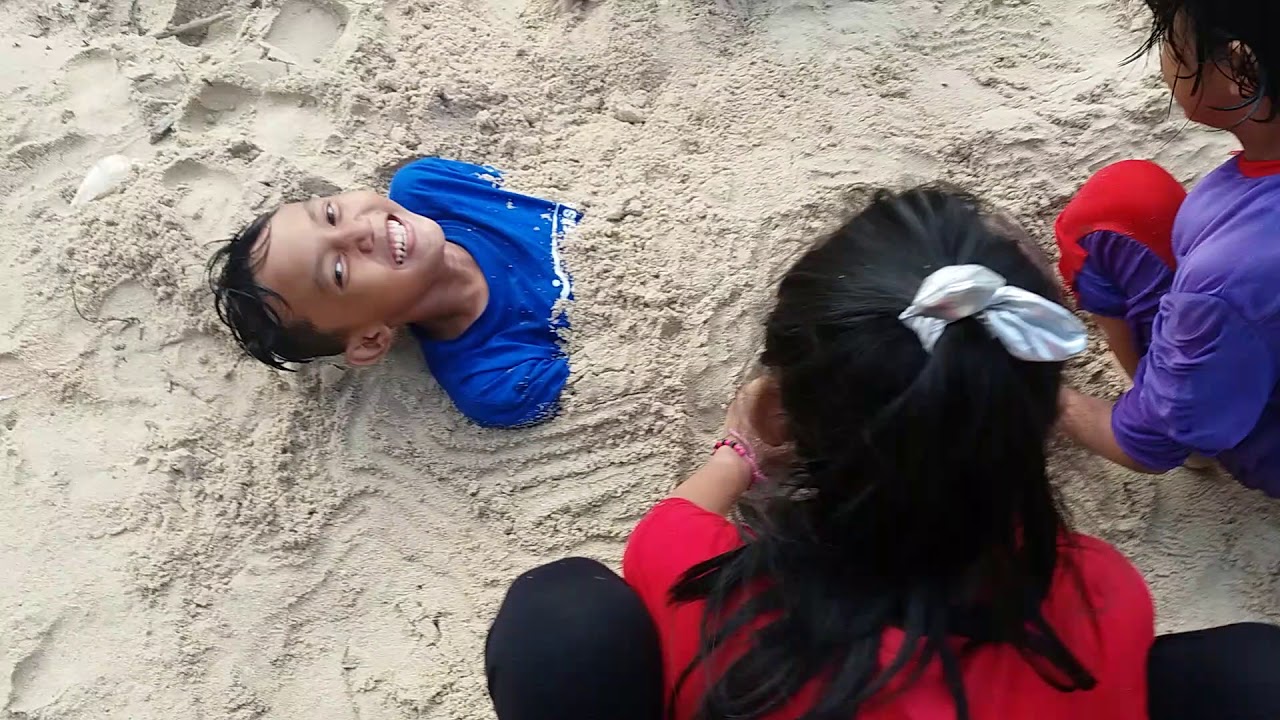 Orang dikubur di pantai