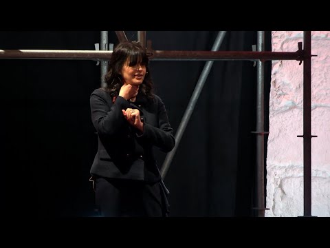 Mudar dói, mas não mudar mata o futuro das crianças | Celmira Macedo | TEDxPorto