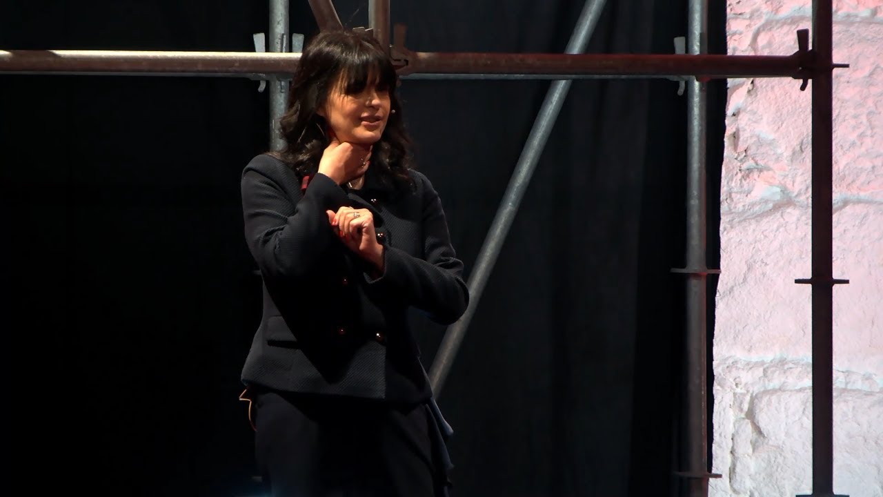 Mudar dói, mas não mudar mata o futuro das crianças | Celmira Macedo | TEDxPorto
