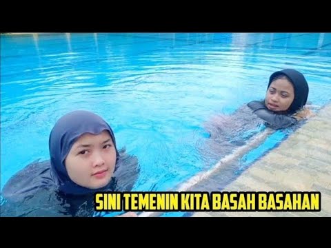 Gadis Berjilbab Basah basahan