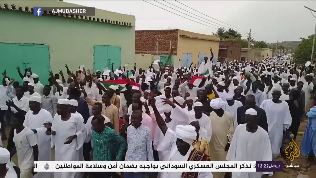 مصلون يقاطعون الحاكم العسكري لولاية وسط دارفور خلال صلاة العيد احتجاجا على فض الاعتصام