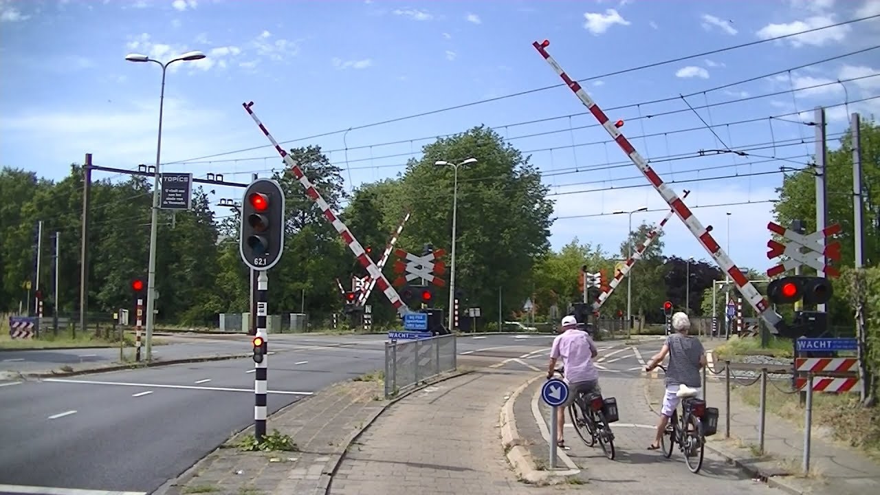 Spoorwegovergang Hoorn // Dutch railroad crossing