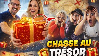 Les enfants doivent suivre la carte au trésor pour trouver leurs cadeaux de Pâques !