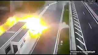 Porsche crash 300 kmh 😳(woaaah)