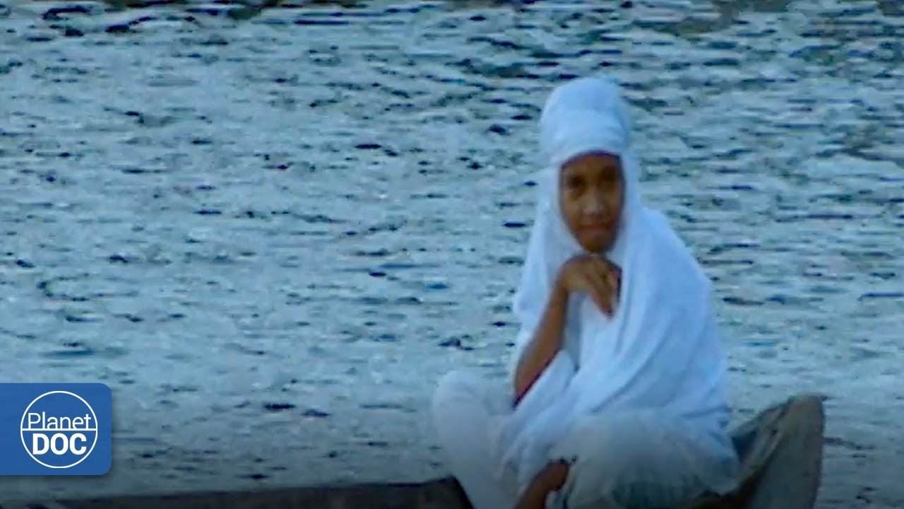Documentary backdrop image for We know the Bajau children and the secrets that help them develop (2020)