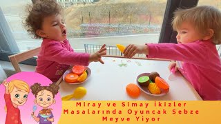 Miray Ve Simay İkizler Montessori Masalarında Meyve Yiyorlar-Twins Eating Fruits On Montessori Table