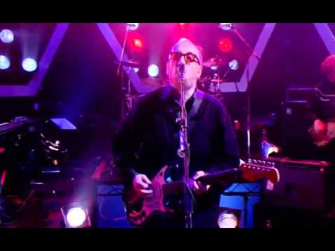 Elvis Costello - (I Don't Want To Go To) Chelsea (Later with Jools Holland May '02)