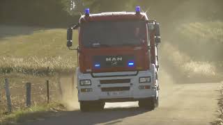 Tankwagens Vrijwillige Brandweer En Commandowagen Met Spoed Naar Een Akkerbrand In Léglise