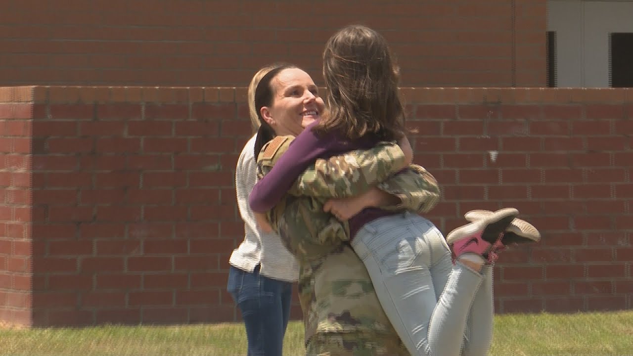 Military Homecoming: Mom surprises her kids at their school