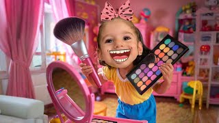 Eva Annesinin Makyaj Malzemeleriyle Komik Yüz Yapıyor- Makyaj Oyunları