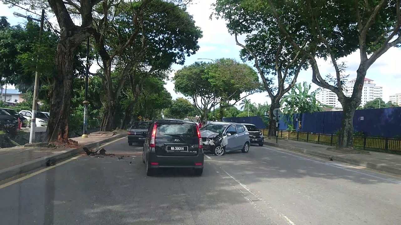 Kereta Perodua Axia Terbabas Langgar Pokok Di Pandan Indah Youtube