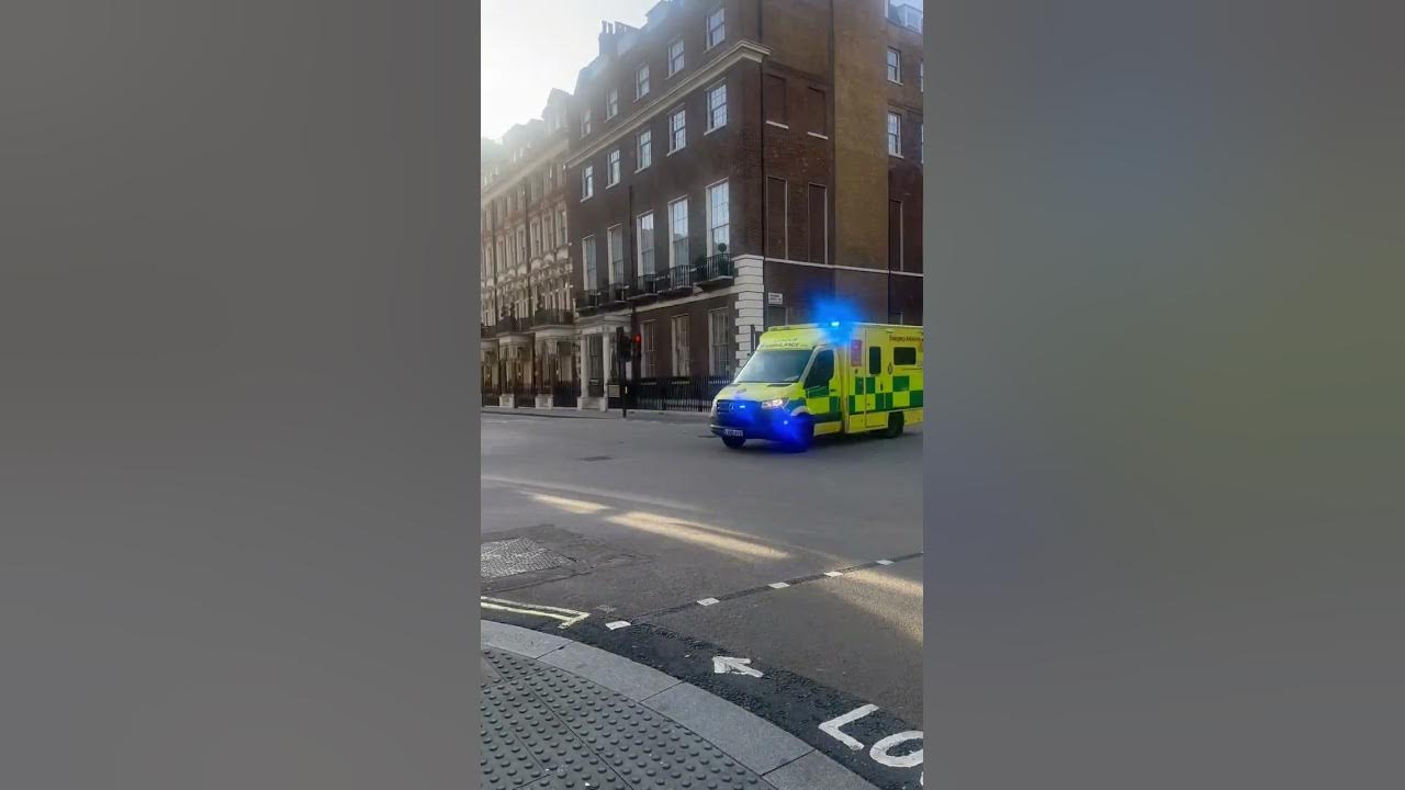 *Super rare* London ambulance responding with the British tone 🇬🇧