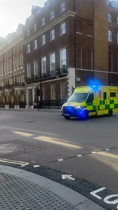 *Super rare* London ambulance responding with the British tone 🇬🇧