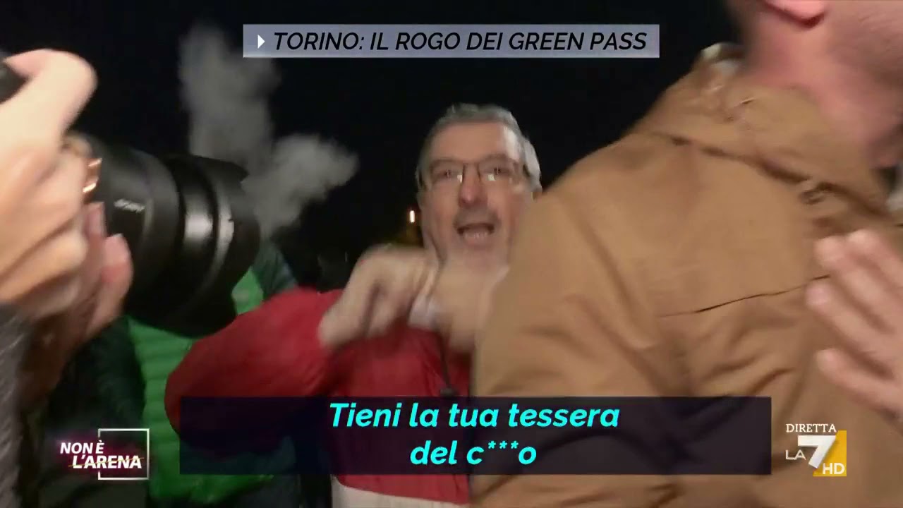 Torino: il rogo dei green pass, proteste e rifiuto di esibire il certificato verde.