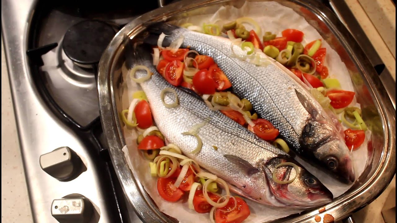 Ricette AMC: Branzino con pomodorini, olive e porro