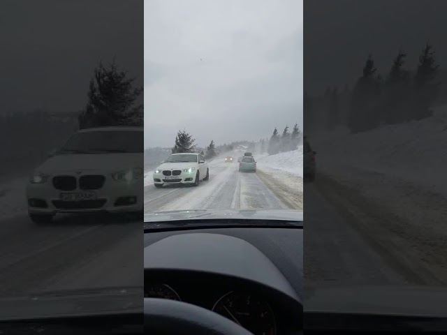 UPDATE VIDEO Viscol și bară la bară pe ambele sensuri între Sibiu și Păltiniș 1 video