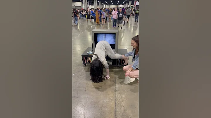 The Ring Cosplay Spotted at Comic Convention || ViralHog