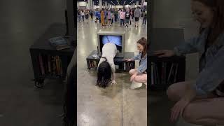 The Ring Cosplay Spotted at Comic Convention || ViralHog Resimi