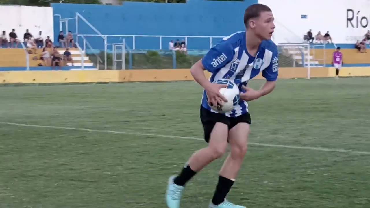 En diferido 8 minutos se jugaba el partido entre fray bentos y Carmelo categoría sub-18