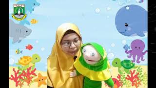 Berkisah tentang ikan Nun yang menelan Nabi Yunus.AS