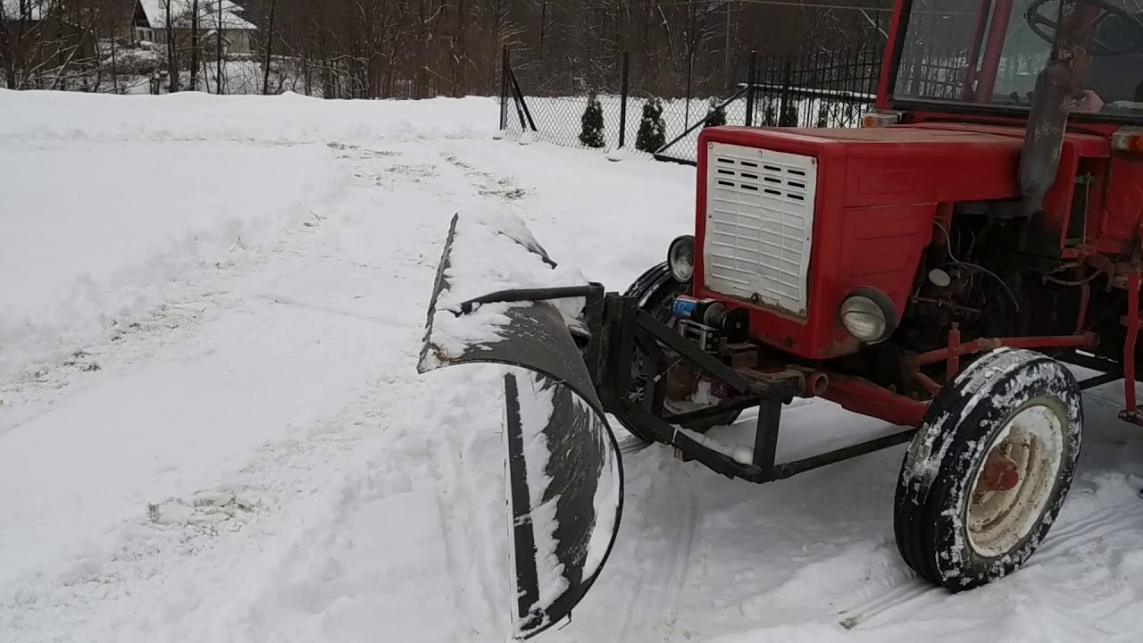 Władimirec T25 pług do śniegu, podnoszenie wyciągarką - YouTube